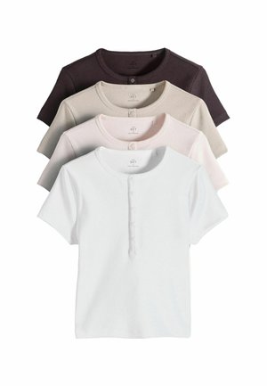 Vier kurzärmelige, gerippte Shirts in Weiß, Hellrosa, Beige und Dunkelbraun, jeweils mit rundem Ausschnitt und knöpfbarer Blende vorne.
