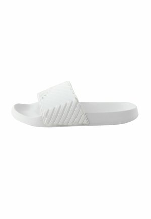 Sandalia tipo slide blanca con tira ancha texturizada y suela plana diseñada para uso casual.
