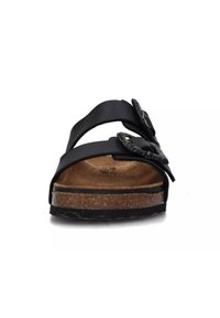 Sandal nera con due larghe cinghie, un accento testurizzato e una soletta simile al sughero con suola in gomma flessibile.