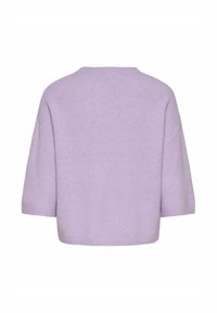 Pull en maille de couleur lilas avec une coupe carrée, des épaules tombantes et des manches jusqu'au coude, vu de dos.