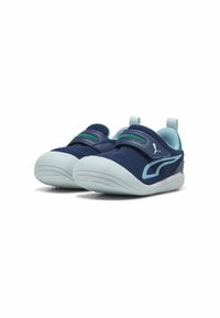 Marinblå och ljusblå mesh-sneakers med slip-on design, elastiska remmar och en texturerad gummisula. Har logotyp på sidan.