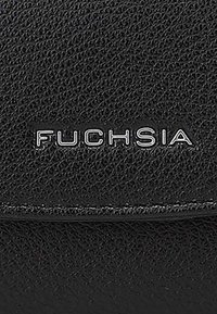 Pochette en cuir noir texturé avec logo "FUCHSIA" en relief argenté. Présente un design épuré et minimaliste avec une finition lisse.
