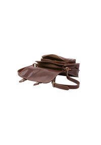 Borsa a tracolla in pelle marrone con due scomparti con cerniera e una patta magnetica, dotata di tracolla regolabile e dettagli in metallo lucido.