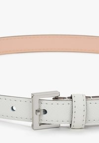 Weißer Leder-Gürtel mit strukturiertem Oberflächenmaterial, silberner Metallschnalle und Kontrastnähten. Mit einem pinkfarbenen Innenfutter und verstellbaren Löchern.