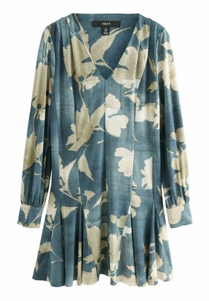 Kukallinen mekko, jossa on V-pääntie, pitkät hihat ja laskostettu hame. Kangas on teksturoitu sinisen, kermaisen ja pehmeän beigen sävyillä.