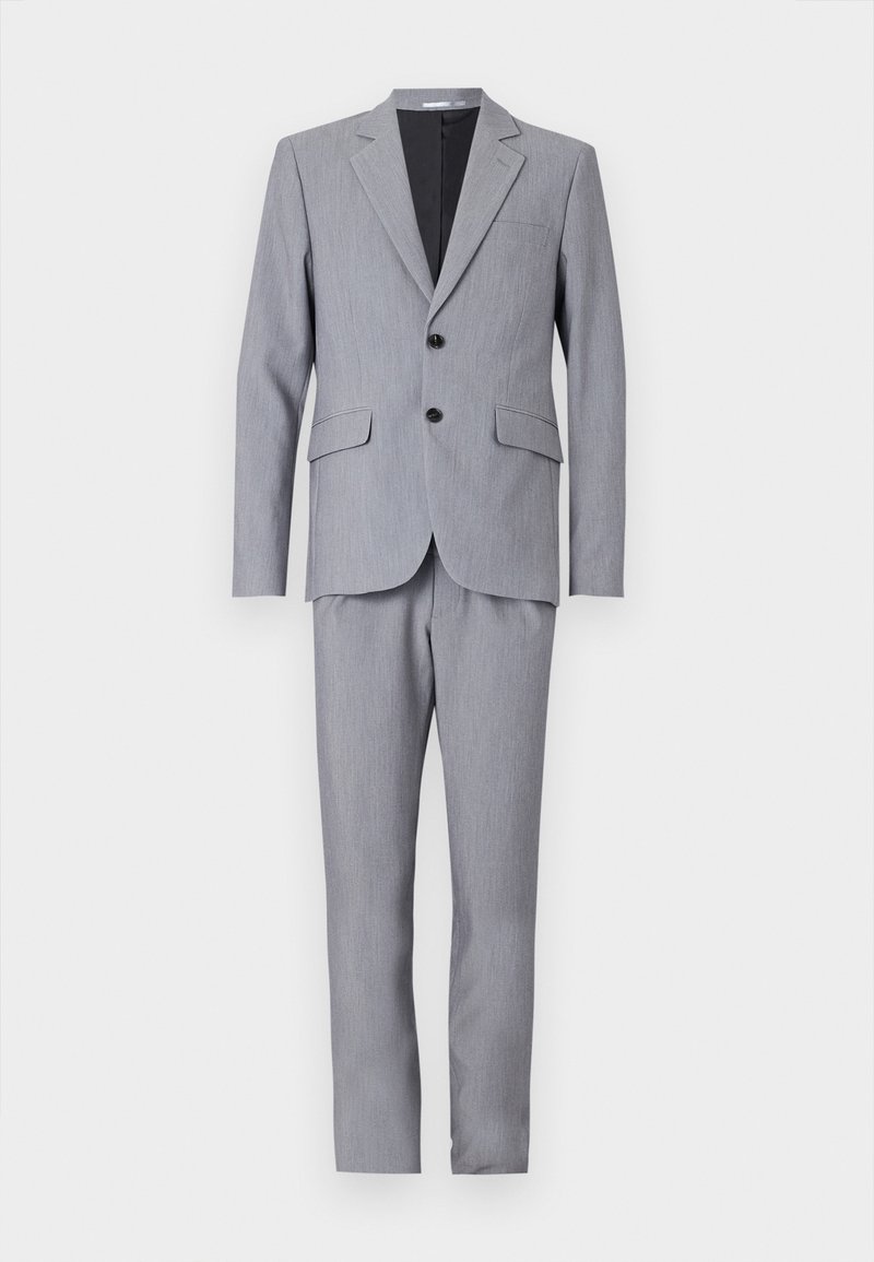 Completo grigio a due pezzi con finitura testurizzata, giacca monopetto, rever a punta, due tasche frontali e pantaloni affusolati con piega.
