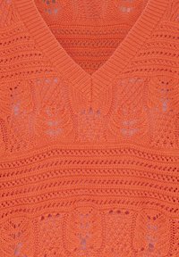 Tela tejida naranja con patrones de encaje intrincados y un escote en forma de V, con filas de puntadas decorativas y caladas.