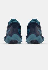 Ναυτικά μπλε αθλητικά παπούτσια με τόνους τιρκουάζ, με υφή στην επιφάνεια και ευέλικτες λαστιχένιες σόλες με σχέδιο πέλματος για καλύτερη πρόσφυση.