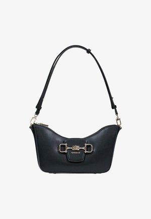 Zwarte leren schoudertas met zilveren gespsluiting en "GUESS"-logo aan de voorkant, enkele verstelbare riem, ritssluiting aan de bovenkant.