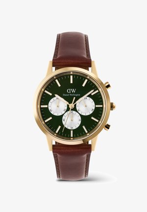 Gouden horloge met een donker groene wijzerplaat, drie witte subdials en een bruine leren band. Met uurmarkeringen en logo in het midden.