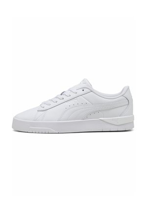 Basket blanche basse avec lacets, semelle texturée et détail latéral subtilement perforé, affichée sur fond blanc.