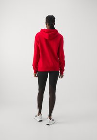 adidas Sportswear ESSENTIALS LINEAR - Pulover s kapuco - better scarlet