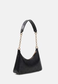 Czarna skórzana torebka o trójkątnym kształcie, z tłoczonym wzorem, odpinanym łańcuszkowym paskiem oraz zamkiem błyskawicznym u góry.