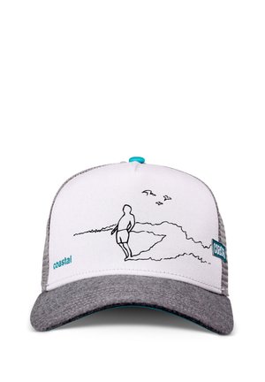 Gorra blanca y gris con un dibujo lineal de una persona pescando junto a la costa y tres aves volando, etiquetada como "costera".