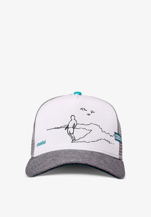 Biała i szara czapka z liniowym rysunkiem osoby łowiącej ryby przy wybrzeżu i trzema latającymi ptakami, oznaczona jako „przybrzeżna“.