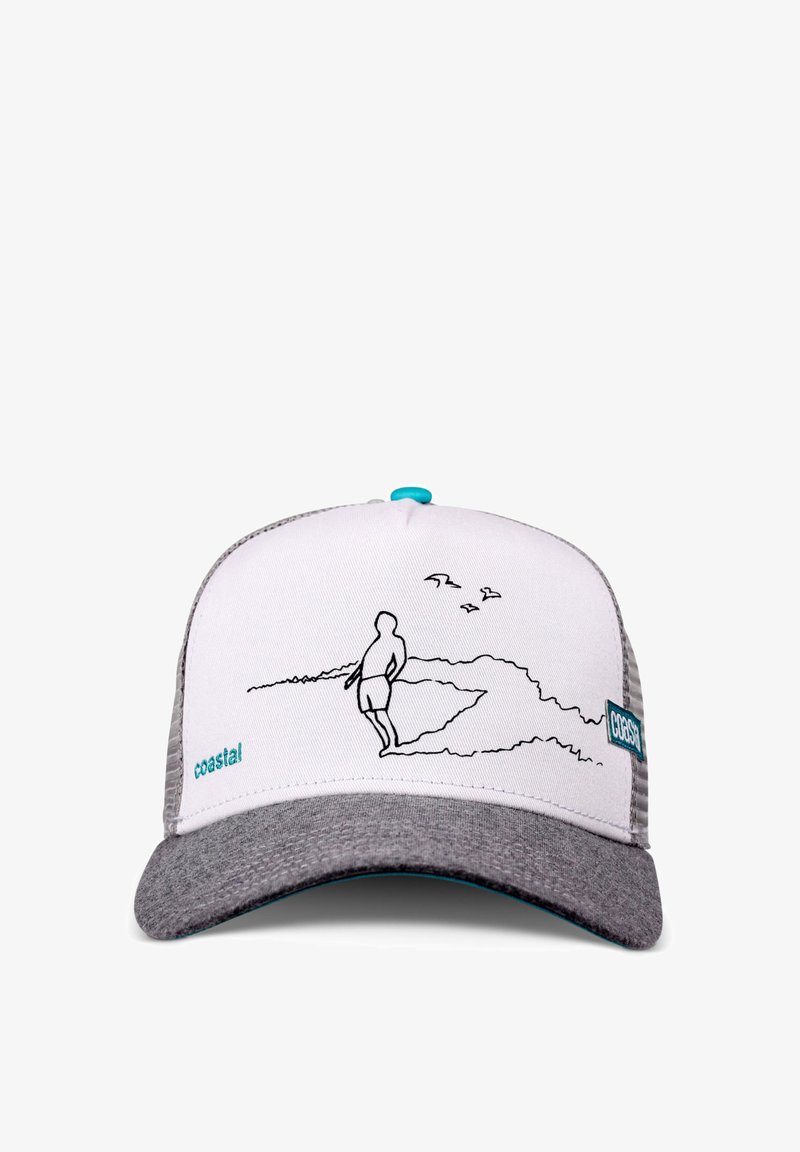 Gorra blanca y gris con un dibujo lineal de una persona pescando junto a la costa y tres aves volando, etiquetada como "costera".