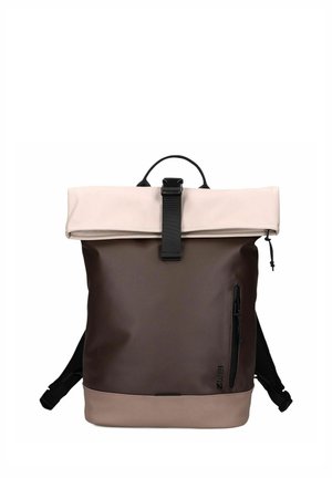 Zweifarbiger braun-beiger Rolltop-Rucksack mit schwarzer Schnalle, vertikaler vorderer Reißverschlusstasche und schwarzen Schultergurten.