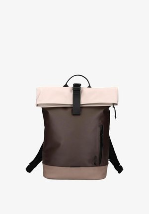 Zweifarbiger braun-beiger Rolltop-Rucksack mit schwarzer Schnalle, vertikaler vorderer Reißverschlusstasche und schwarzen Schultergurten.