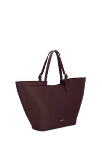 Bordowa torba tote ze skóry o wydłużonym kształcie, z dwoma ramiączkami na ramię i złotym logo z przodu. Gładka tekstura i minimalistyczny design.