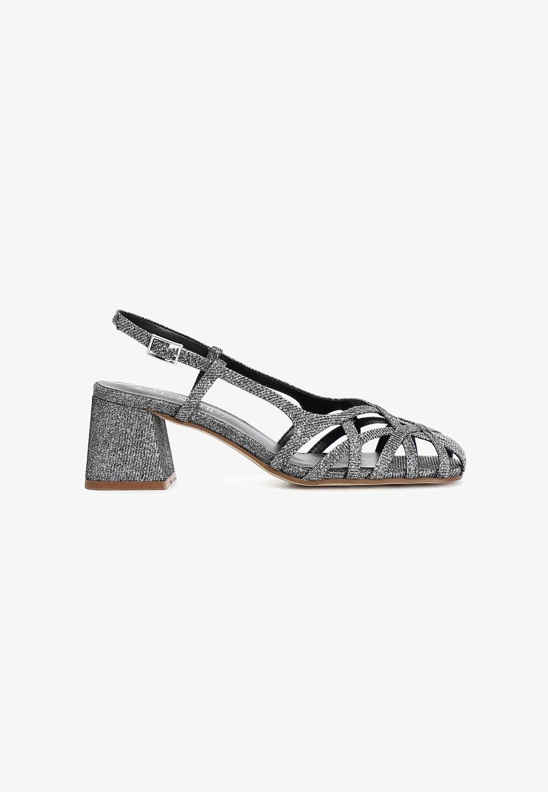 Pantof silver cu textură, tip slingback, cu toc pătrat. Prezintă un design cu decupaje deschise și o curea ajustabilă cu cataramă pătrată.