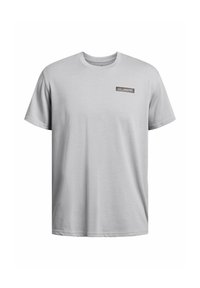 Lysegrå bomulds-t-shirt med rund hals og korte ærmer. Har et sort rektangulært mærke på øverste venstre bryst.