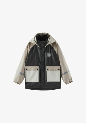 Szara i beżowa wodoodporna kurtka z kapturem, z dużymi przednimi kieszeniami, zatrzaskami i odblaskowymi akcentami. Miękka faktura materiału.