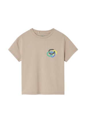 Beiges T-Shirt mit kurzen Ärmeln und Rundhalsausschnitt, mit einem kleinen mehrfarbigen abstrakten Loop-Design auf der linken Brust.