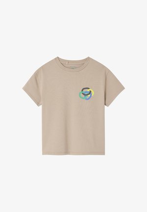 Smėlio spalvos trumparankovė marškinėliai su apvalia iškirpte, ant kairiojo krūtinės šono mažas spalvingas abstraktus ratelio dizainas.