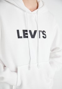 Levi's® ASH HOODIE - Sudadera - bright white