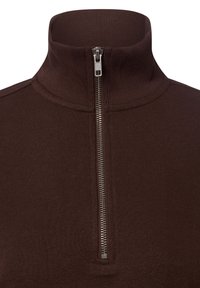 Bruine zip-up trui met een hoge kraag, voorzien van een metalen ritssluiting en een geribde textuur langs de kraag en zoom. Eenvoudig ontwerp, geen patronen.