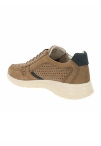 Zapatilla de piel marrón con diseño perforado, cuello acolchado y acento azul oscuro en el costado. Presenta una suela de goma blanca.