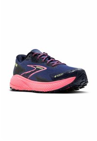 Brooks bėgimo bateliai su tamsiai mėlyna viršutinė dalimi, rožine vidine dalimi ir tekstūruota juoda išorine dalimi. Ypatybės apima rožinius batraiščius ir GORE-TEX ženklinimą.