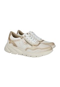 Zapatillas de cuero perforado en blanco y beige con una suela gruesa, que presentan un cremalleras lateral decorativa y acentos en contraste.