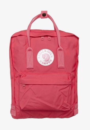 Rosa Kanken-Rucksack aus robustem Material mit rechteckiger Form, vordere Reißverschluss-Tasche, Logo-Patch und doppelten Traggriffen.