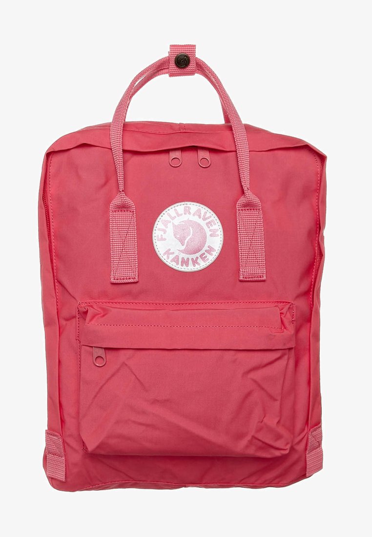 Sac à dos Kanken rose en tissu durable, de forme rectangulaire, avec une poche zippée à l'avant, un logo en patch et deux poignées de transport.