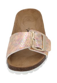 Schlappen mit pink schimmerndem Kunstschlangenhaut-Riemen, goldener Schnalle, weichem braunem Wildlederfußbett und strapazierfähiger weißer Gummisohle. Größe 37.