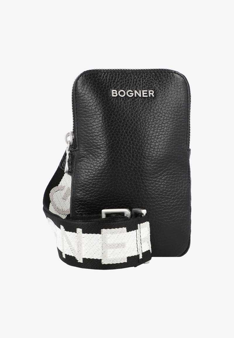 Svart läderväska med en texturerad yta, dragkedjestängning och ett avtagbart band med ett vitt och svart grafiskt mönster.