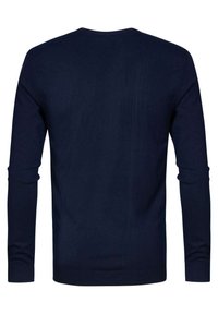 Maglione lavorato a maglia blu navy con maniche lunghe e scollo a giro. Texture liscia con silhouette aderente, senza motivi o dettagli visibili.
