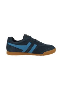 Sneaker in suede blu e blu navy con due strisce orizzontali blu, suola in gomma e suola testurizzata in gomma. Design con lacci e collo imbottito.