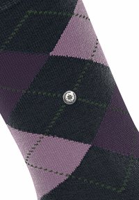 Skarpetki bawełniane w wzór argyle, w ciemnoszarym, purpurowym i jasnoliliowym rombie, z zielonymi przeszyciami i metalowym akcentem z logo.