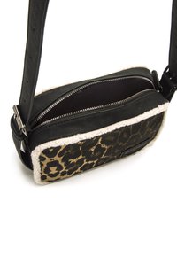 Borsa in pelle nera con tessuto a stampa leopardata, rifiniture in ecopelle panna, doppie tasche con zip e tracolla regolabile. Forma rettangolare compatta.