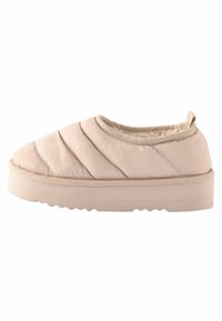 Scarpa slip-on imbottita in beige chiaro, caratterizzata da un design trapuntato, punta tonda e suola in gomma spessa con fondo testurizzato per una maggiore aderenza.
