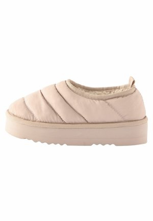 Gumijas zābaki ar mīkstu apdari gaisā bežā krāsā, ar quilted dizainu, apaļu purngalu un biezu gumijas zoli ar teksturētu apakšu, lai nodrošinātu labāku saķeri.