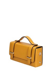 Borsa a tracolla gialla in pelle con texture liscia, forma rettangolare, manico superiore, dettagli neri, ferramenta dorata e chiusura con un fermaglio decorativo.