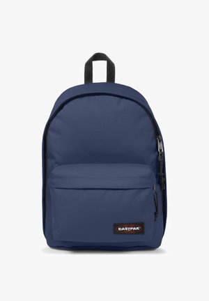 Mochila azul marino hecha de un tejido duradero, con un bolsillo delantero con cremallera y un asa superior de transporte con acentos negros y marca.