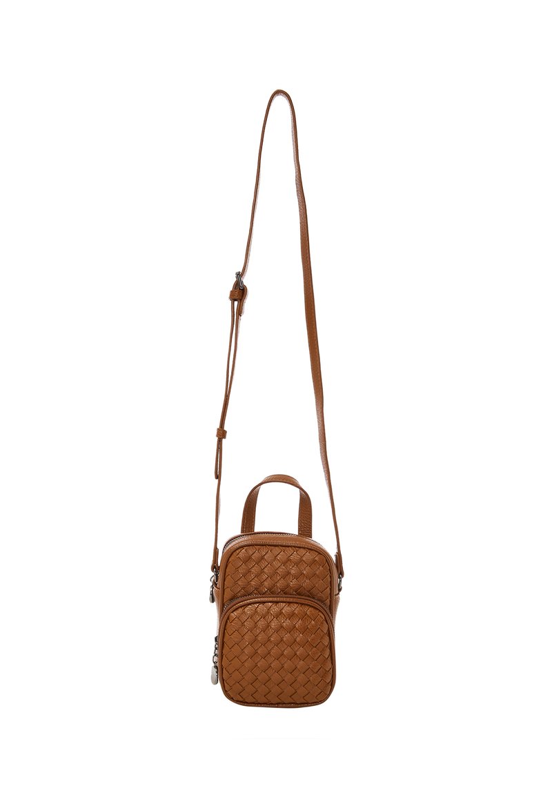 Brun vævet læder crossbody taske med justerbar rem, top håndtag og to lynlåslommer. Glat tekstur med kontrasterende accenter.