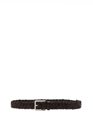 Cintura intrecciata in pelle marrone scuro con fibbia rettangolare in argento e passante, distesa su uno sfondo bianco.