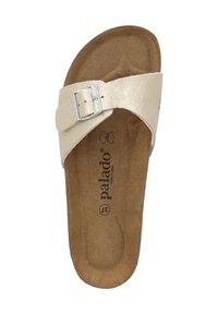 Beige sandal med slät sula i syntetmaterial, med en texturerad sula och en metallspänneaccent på remmen. Varumärke på sulan.