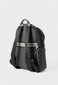 Črn nahrbtnik z vzorcem, z dvema naramnicama, sprednjim žepom z zadrgo in zgornjim ročajem. Ponaša se z gladko teksturo in kontrastnimi poudarki.