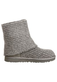 Bota corta gris de punto que presenta un patrón texturizado y un diseño suave de punto con solapa, con suela de goma para agarre y durabilidad.